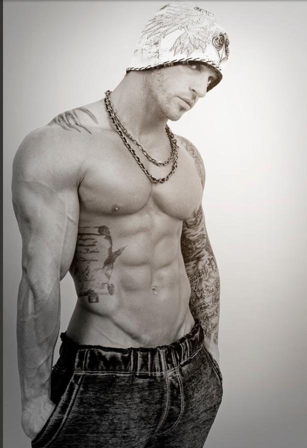 Tatouage sur le flanc homme
