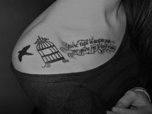 Tatouage femme oiseau clavicule