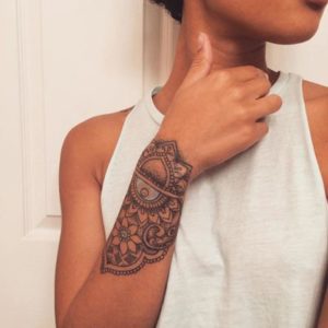 Tatouage mandala femme epaule