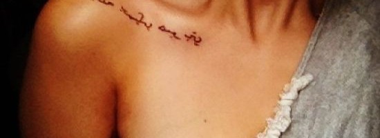 Tatouage phrase clavicule