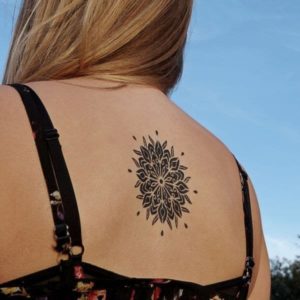Tatouage femme dos mandala