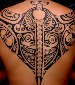 Tatouage polynesien dos femme