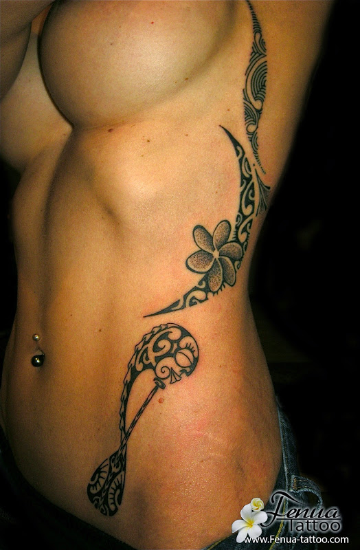 Tatouage sur le flanc homme