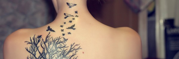 Tatouage arbre et oiseau